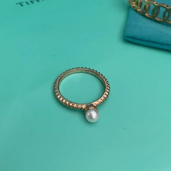 🎉🎉✨Goldtone Twist Pearl Ring✨Preloved Size 8 - Picture 5 of 8